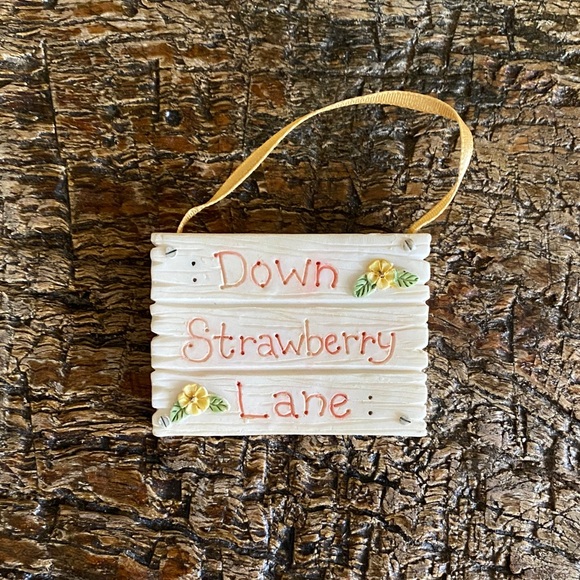 Cherished Teddies Other - 🍓Vintage🍓Cherished Teddies “Down Strawberry Lane” Sign